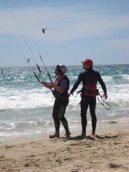 Clases de kitesurf con Tarifa Max, nuestro compromiso: tu monitor en el agua contigo
