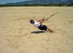 Practicas con la cometa de kitesurf en potencia en la playa de Los Lances en Tarifa