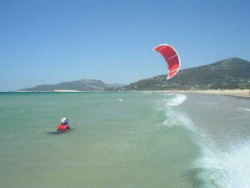 Clases de kitesurf con Tarifa Max, ejercicios de body drag en el agua, en la playa de Tarifa