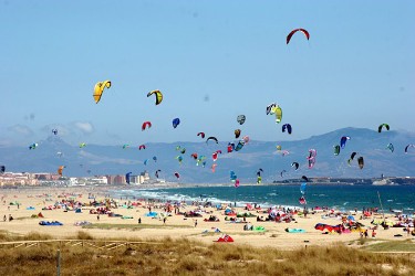 cometas de kitesurf en Tarifa, Playa de los Lances. Escuela de kitesurf Tarifa Max contacto 696 558 227