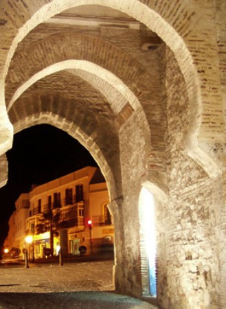 Puerta de entrada al casco antiguo de Tarifa Cadiz en Andalucia