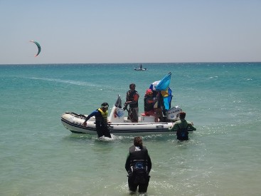 Escuela kite surf Tarifa Max con su barco de rescate, para mayor seguridad, en la playa de Los Lances Norte en Tarifa. Contacto 696 558 227
