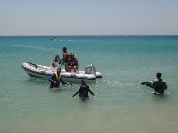 Barco de apoyo escuela kite Tarifa Max kitesurfing, en la playa de Tarifa