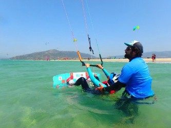 El monitor entra en el agua contigo en tu curso de kitesurf con Tarifa Max